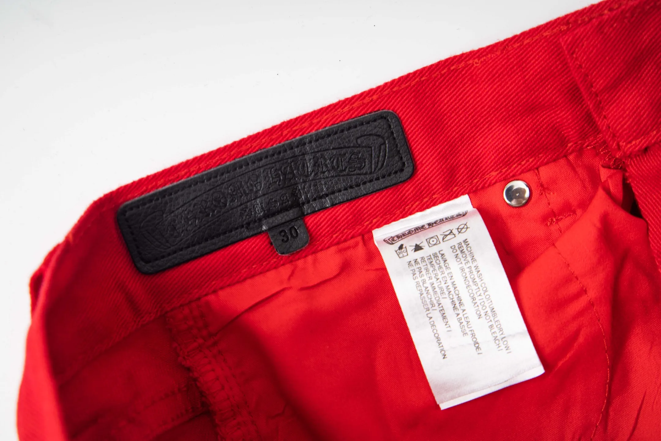 P260 CHROME HEARTS 25ss dopamine Chinese red cross leather washed jeans - Full of exploring the ultimate in fashion, Chrome Hearts' new Chrome Hearts pants not only present a unique style, but the fresh ice blue color looks particularly youthful and energetic. The mid-high waist design is paired with a lazy and casual style, which not only shows long legs but also maintains a casual feel. It is a must-have fashion choice for trendy men and trendy women. Style No.: 1789 Color: Dopamine Red Size: 28 30 32 34